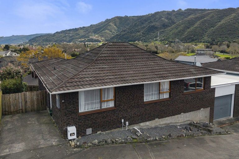 Photo of property in 1/21 Roband Crescent, Brown Owl, Upper Hutt, 5018
