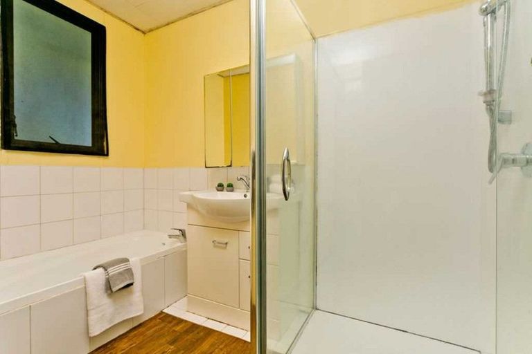 Photo of property in 2/22 Devonshire Road, Unsworth Heights, Auckland, 0632