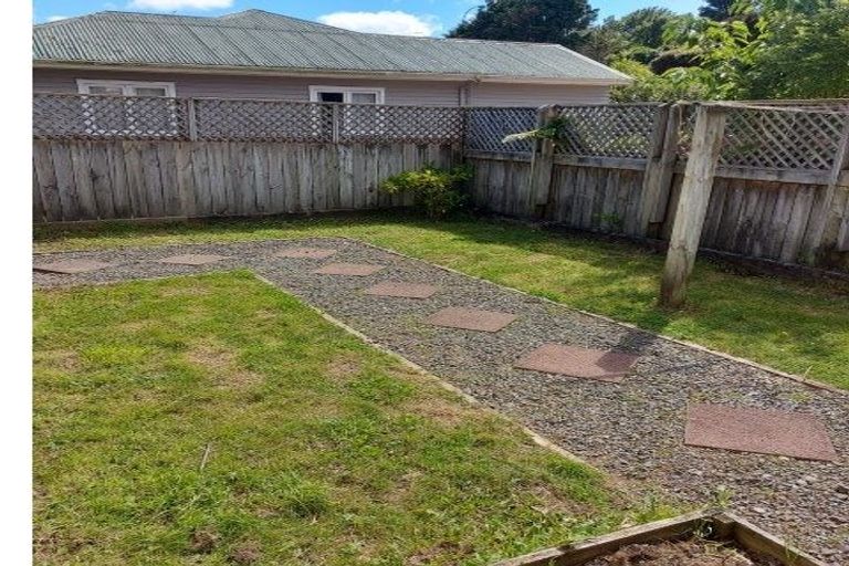 Photo of property in 2 Stella Grove, Newlands, Wellington, 6037