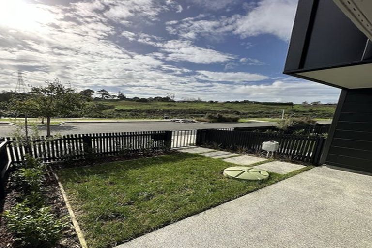 Photo of property in 8 Tuputupu Drive, Kumeu, 0810