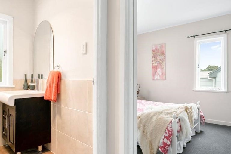 Photo of property in 24 Northall Road, New Lynn, Auckland, 0600