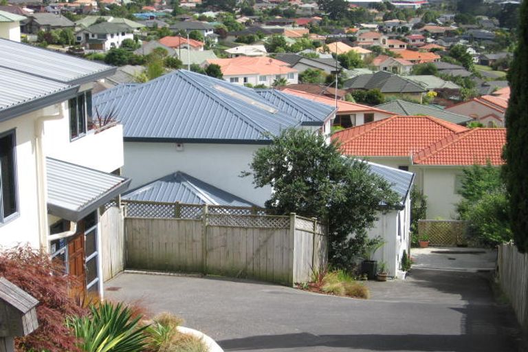 Photo of property in 2/16 Sunset Road, Unsworth Heights, Auckland, 0632