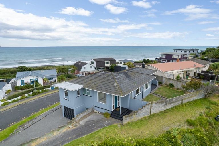 Photo of property in 2 Kapiti Terrace, Castlecliff, Whanganui, 4501