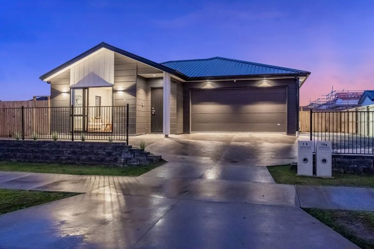Photo of property in 15 Mcindoe Road, Kumeu, 0810