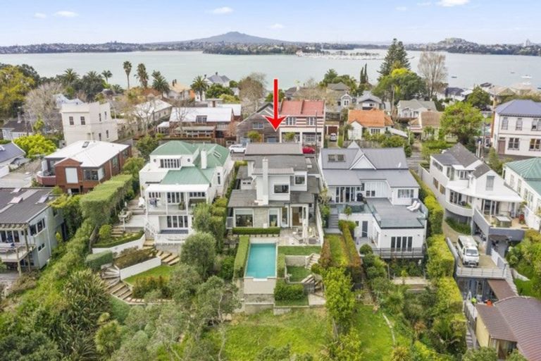 Photo of property in 48 Queen Street, Northcote Point, Auckland, 0627