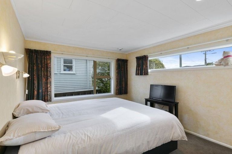 Photo of property in 31 Brooker Grove, Newlands, Wellington, 6037