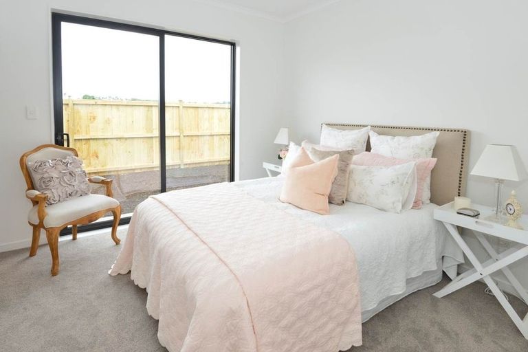 Photo of property in 12 Gilbransen Road, Kumeu, 0810