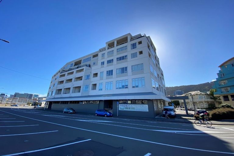 Photo of property in Stadium Garden Flats, 319/107 Thorndon Quay, Pipitea, Wellington, 6011