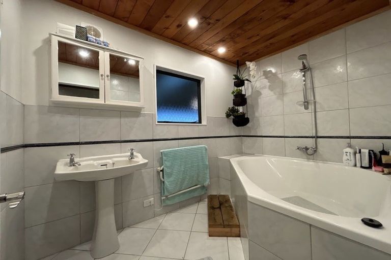 Photo of property in 42 Codlin Road, Waiuku, 2683