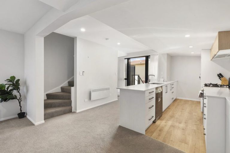 Photo of property in 7/101 Rongotai Road, Wellington, 6022