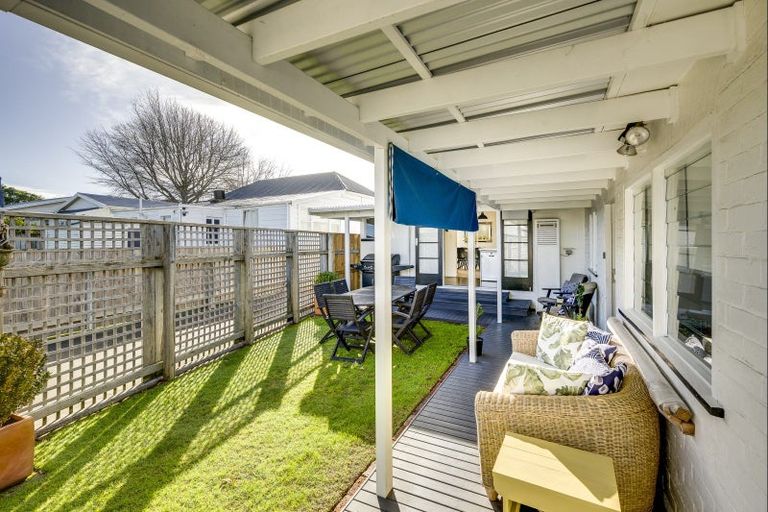 Photo of property in 206 Lyndon Road West, Hastings, 4122