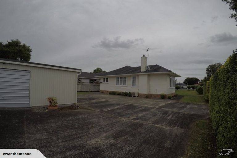 Photo of property in 2 Hereford Street, Te Atatu Peninsula, Auckland, 0610
