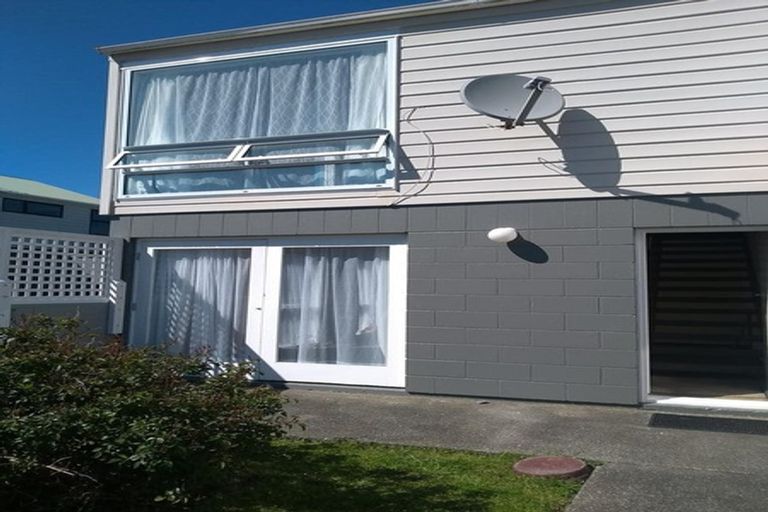 Photo of property in Lynbrae Court Flats, 17/4 Dr Taylor Terrace, Johnsonville, Wellington, 6037