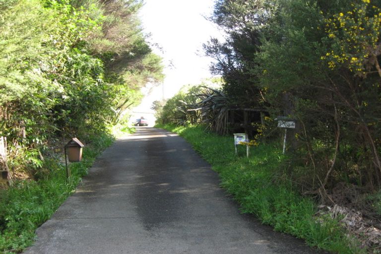 Photo of property in 18 Rauhuia Crescent, Parau, Auckland, 0604