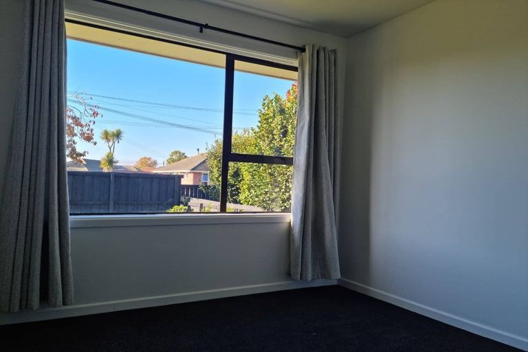 Photo of property in 8 Liverton Crescent, Bishopdale, Christchurch, 8053