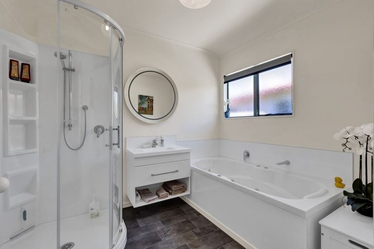 Photo of property in 5 Arden Place, Oakura, 4314