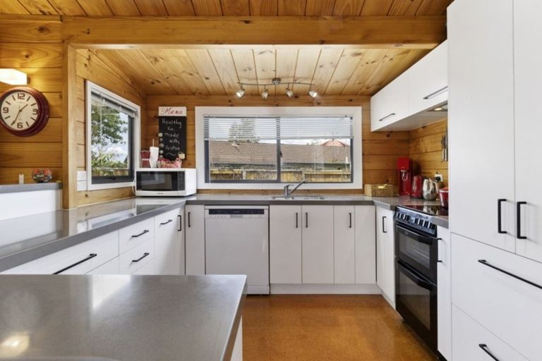 Photo of property in 19 Links View Drive, Omokoroa, 3114