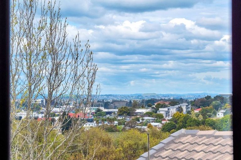Photo of property in 1/15 Kupari Place, Totara Vale, Auckland, 0629