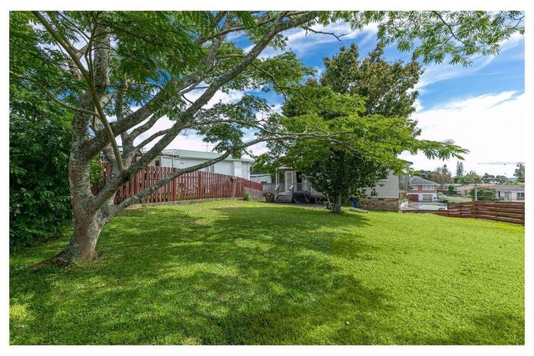 Photo of property in 17 Divich Avenue, Te Atatu South, Auckland, 0610
