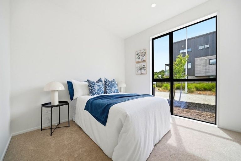 Photo of property in 15 Nerita Place, Long Bay, 0630
