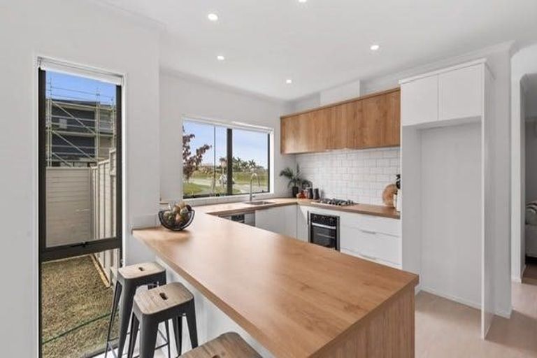 Photo of property in 69 Pepene Avenue, Takanini, 2112