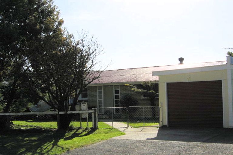 Photo of property in 74 Milton Terrace, Picton, 7220