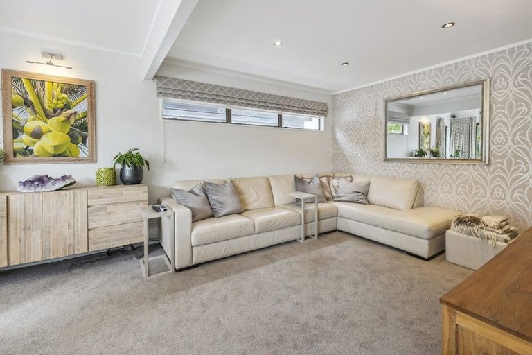 Photo of property in 2/946 Beach Road, Waiake, Auckland, 0630