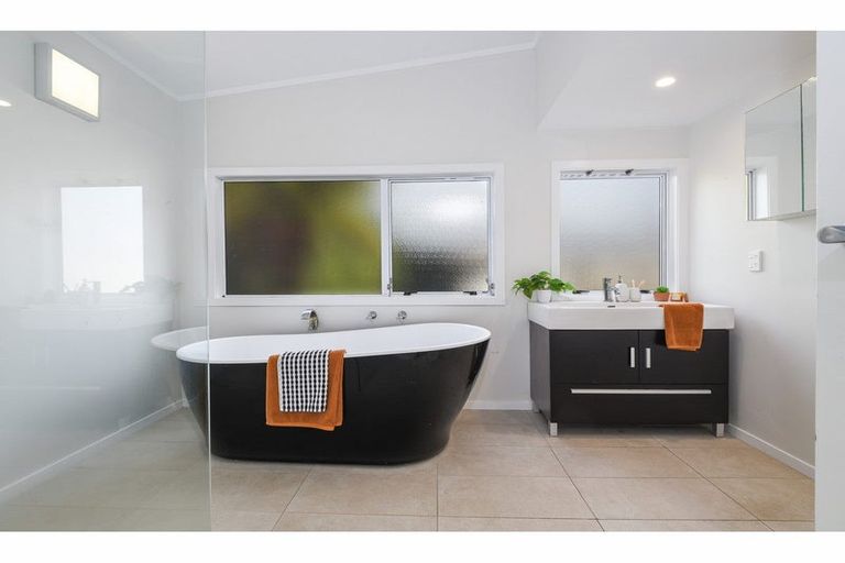 Photo of property in 3 Tirita Street, Kawaha Point, Rotorua, 3010