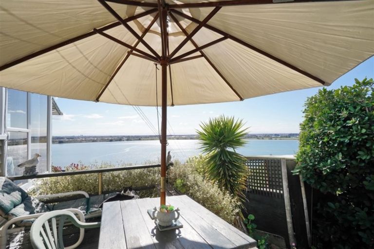 Photo of property in 23 The Brae, Mount Pleasant, Christchurch, 8081