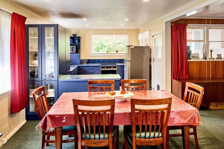 Photo of property in 73 Taylor Terrace, Tawa, Wellington, 5028