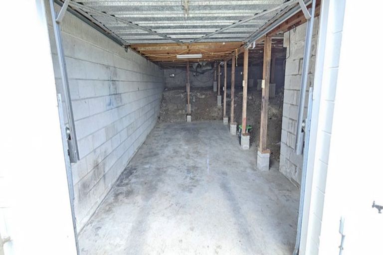 Photo of property in 3/2 Longbill Place, Glendene, Auckland, 0602