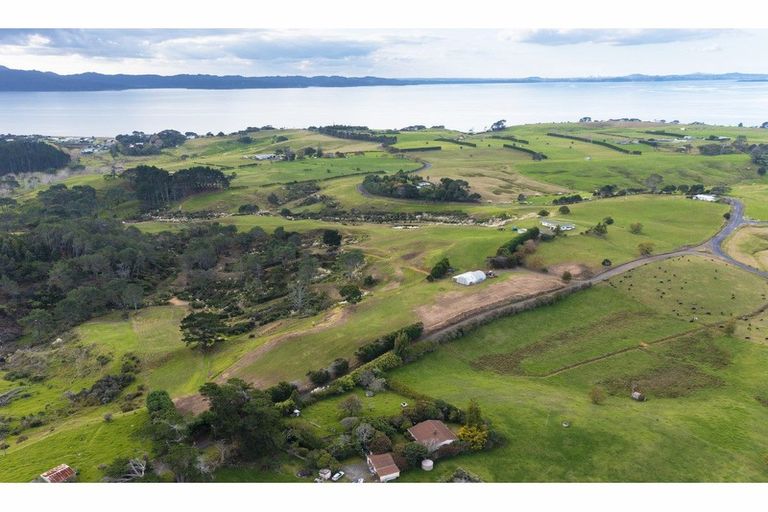 Photo of property in 16 Tearoe Road, Manukau Heads, Waiuku, 2684