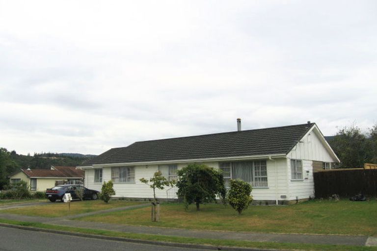 Photo of property in 52 Aniseed Grove, Timberlea, Upper Hutt, 5018