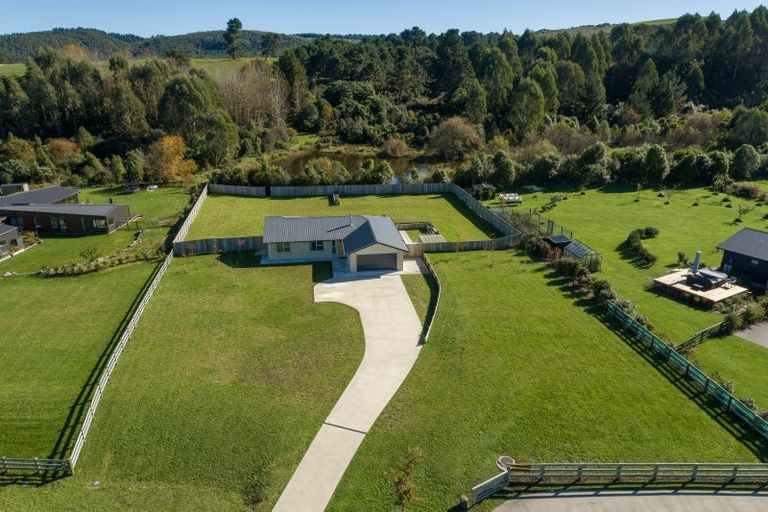 Photo of property in 6 Kanuka Grove, Kinloch, Taupo, 3377