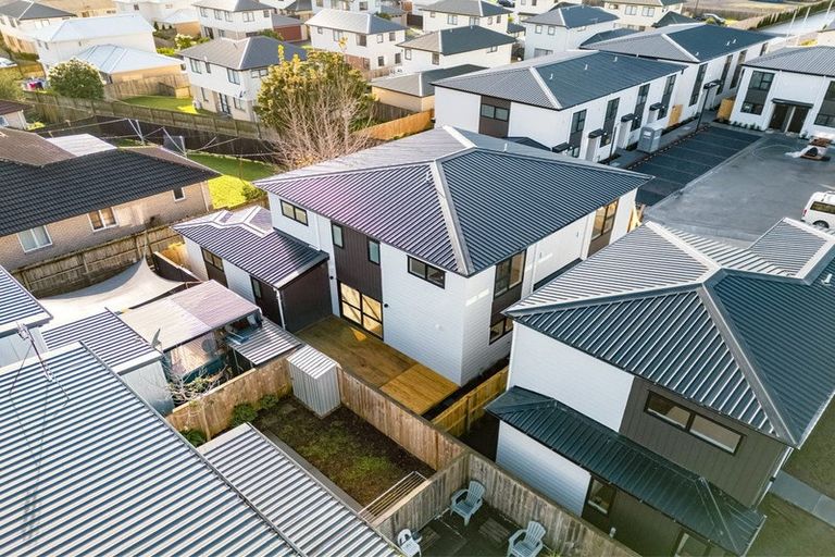 Photo of property in 2/32 Tapuwae Way, Mangere Bridge, 2022