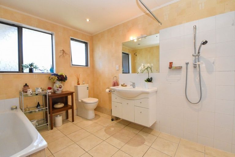 Photo of property in 6 Chisholm Place, Carterton, 5713