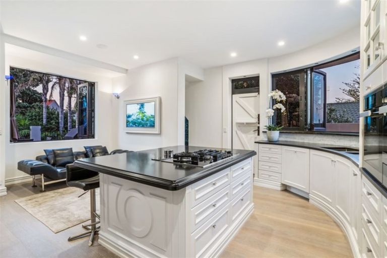 Photo of property in 1/60 Milford Road, Milford, Auckland, 0620