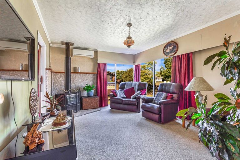 Photo of property in 11 Newland Grove, Henderson, Auckland, 0610