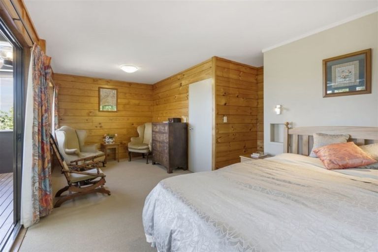 Photo of property in 6 Tasman Avenue, Henderson Valley, Auckland, 0614