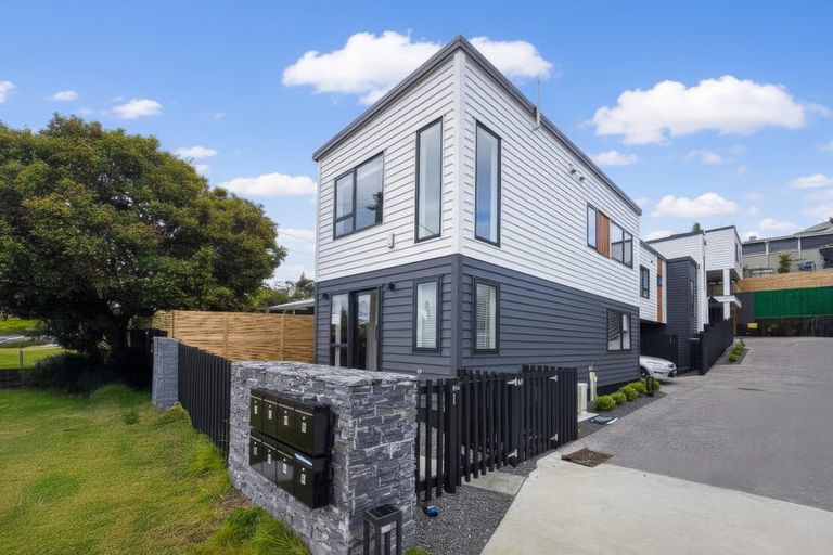 Photo of property in 1/12 Manuwai Road, Torbay, Auckland, 0630