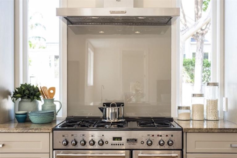 Photo of property in 18 Vauxhall Road, Devonport, Auckland, 0624