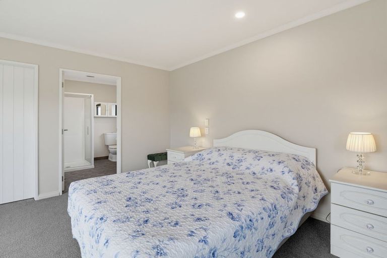 Photo of property in 52 Tennyson Avenue, Kelvin Grove, Palmerston North, 4414