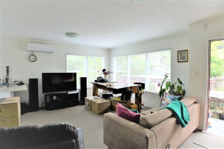 Photo of property in 2/33 Easton Parade, Glenfield, Auckland, 0629