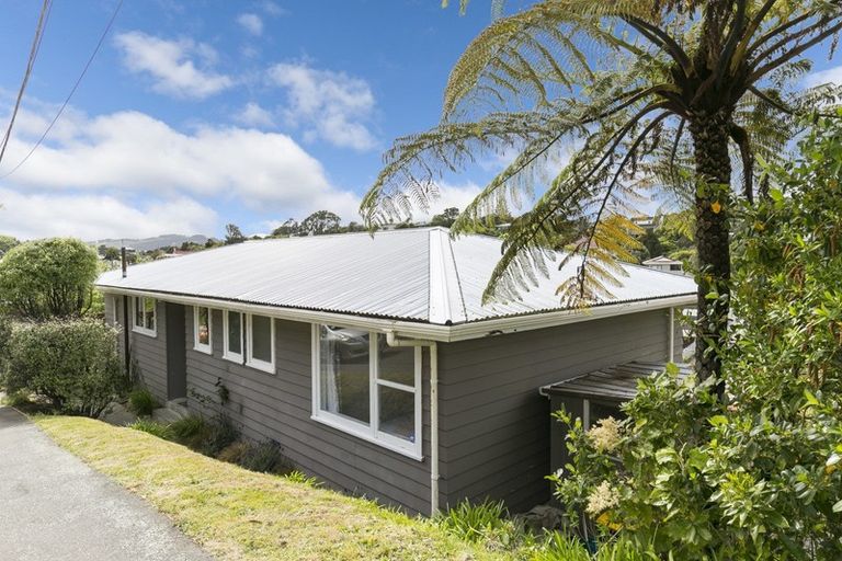 Photo of property in 5 Stella Grove, Newlands, Wellington, 6037