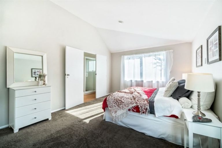 Photo of property in 2/210 Sunnynook Road, Totara Vale, Auckland, 0627