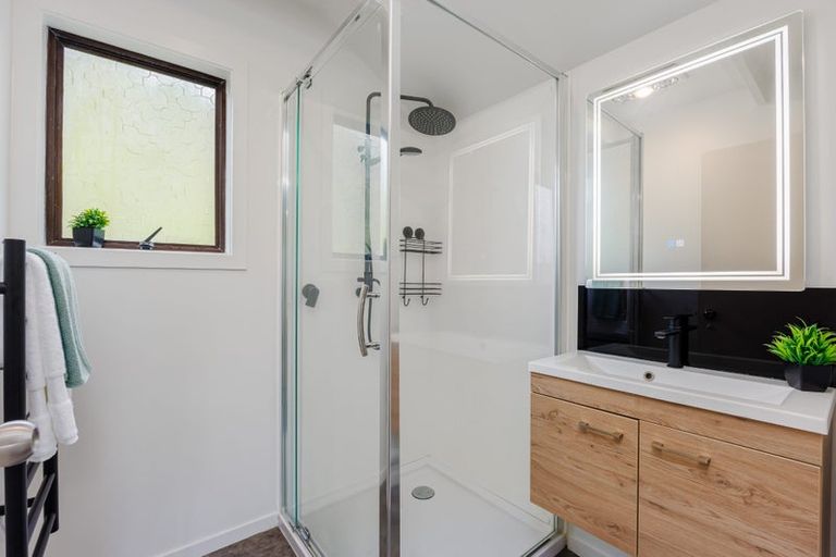 Photo of property in 2/70 Ayton Drive, Totara Vale, Auckland, 0629