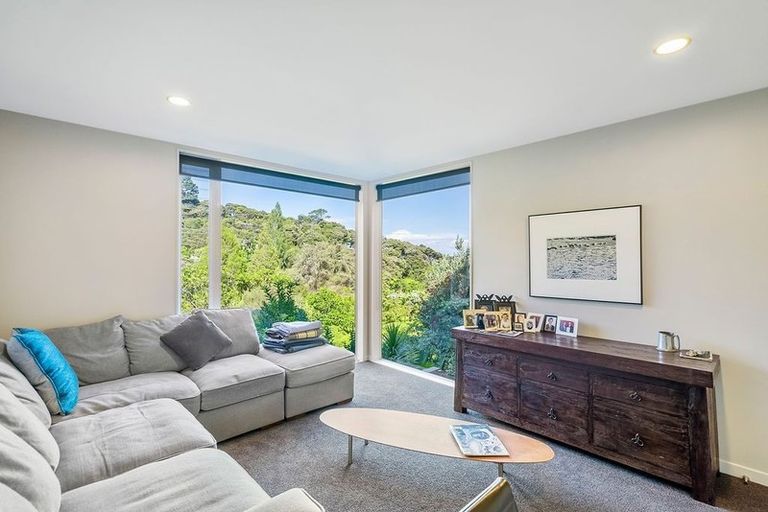 Photo of property in 9 Herrings Cove Place, Titirangi, Auckland, 0604