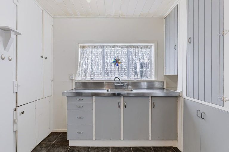 Photo of property in 12 Mills Street, Eltham, 4322