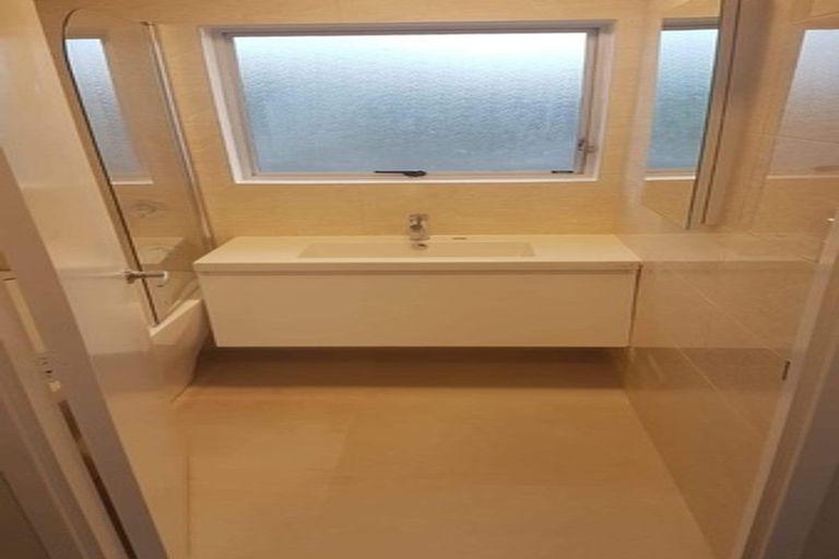 Photo of property in 2/47 Moire Road, Massey, Auckland, 0614