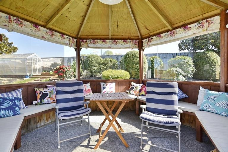 Photo of property in 15 Willowview Drive, Redwood, Christchurch, 8051